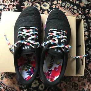 black daisy trainers